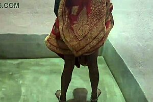 uh, indian housewife gettin dirty on suhaagraat night at home, so sexyy...