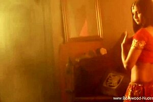 Watch brunette beauty dance nude belly erotically!