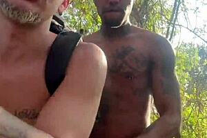 Negao hetero dotado vai dar um volta no matagal atras da escola e encontra um novinho sedento por rola fode o cu dele e da leite na boquinha