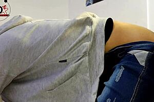 No Me Termine De Desvestir Y Me Recibi� En Cuatro Con Su Chocho Pujador Y Peludo Dispuesto A Recibir Mucha Verga