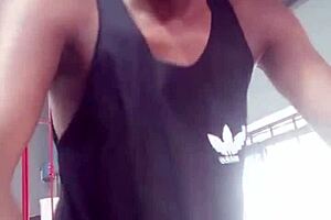 dois jovens gays trocam olhares na academia e vão fuder com pov blowjob 😏