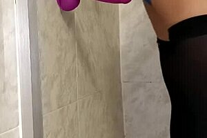 Sexo con mi dildo en el ba�o