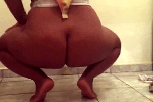 mulata strips naked, shaking her big ass while dancing funk