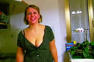 Retro Italian Housewife Gives Kitchen Blowjob To Husband
