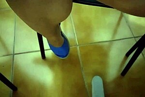 just caught this candid upskirt of a college novinha under her skirt