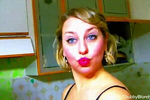 Retro Italian Housewife Gives Kitchen Blowjob To Husband