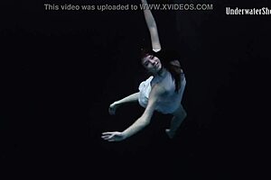 andrejka performs astonishing underwater moves in bikini 😍