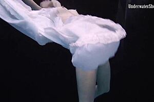 andrejka performs astonishing underwater moves in bikini 😍