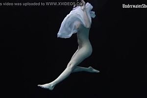 andrejka performs astonishing underwater moves in bikini 😍