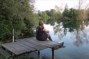 Spontaner outdoor-quickie am see wurde ich erkannt fucking girlfriend doggystyle in nylon pov