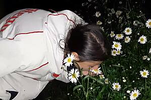 Sex With A Housekeeper After A Walk In The Garden - Girls Fly Orgasm