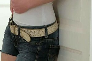 Finding beautys juicy cunt spot