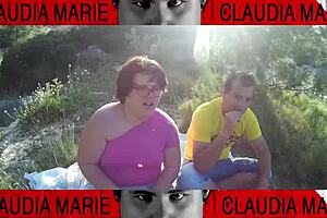 la gorda stuffs cookies in her pussy and her gay friend eats them 😜