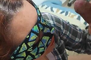 Otra cogida de perrito se aprovecha que estoy haciendo limpieza mi jefe para manosearme y meterme toda su polla en mi boca