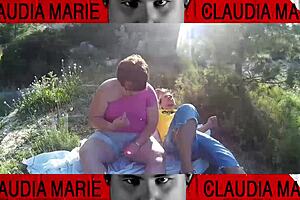 la gorda stuffs cookies in her pussy and her gay friend eats them 😜