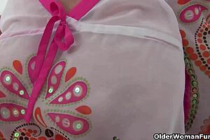 British big-boobed Isabel rubs her old clit in high definition