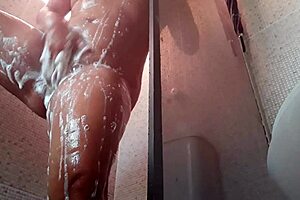 I'm Paty Bumbum masturbating my hairy pussy in the favela for El Toro de Oro