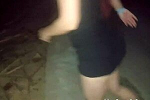 levo minha esposa para passear sem calcinha na praia de noite