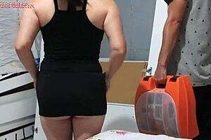 Amateur seducing the installer and paying the service with a blowjob in the shop 😏