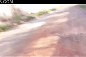 Peguei uma gostosa na rua e levei pro mato comer o cusinho dela