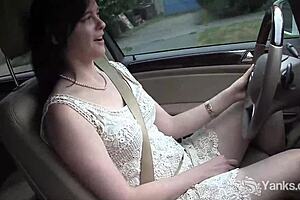 Amateur savannah sly reaches climax with vibrator in car