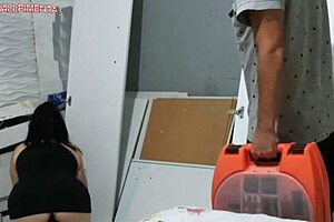 Amateur seducing the installer and paying the service with a blowjob in the shop 😏