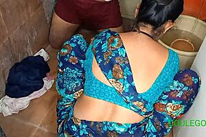 chachi, tum kapde dho rahi ho, mujhe nahana hai, college late ho raha hai! 😅