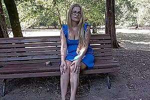 Rica exhibicionismo masturbación pública en un parque