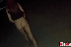 levo minha esposa para passear sem calcinha na praia de noite