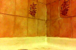 Teen masturbates wetly in shower, squirting