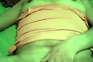 Finger fucking this slut milf in homemade cheating scene 😏