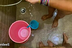 भाभी ने साथ नहाने का मौका दिया in Steamy Homemade Bath Scene