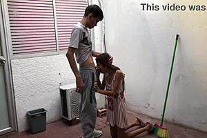 मेरी हर्मनस्ट्रा इसे मांगती है, मुँह कुम से भरती है