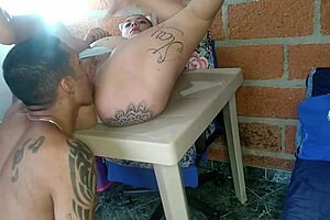 Mi Empleada Del Servicio Me Pide Que Le Chupe Su Coño Y Luego Que Le Meta Un Banano Por El Culo