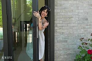 Goth babe removes bikini!