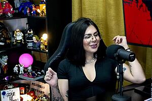 Ruan shows cock to Lary Cubas in shack