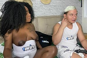 minha vizinha safada perdeu no fut e teve que pagar aposta tirando camisinha sentando no pau a safada