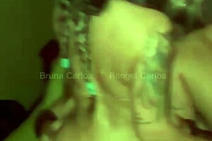 sortudo ganhou sentada da ex esposa e da ex cunhada durante menage das manas tem que respeitar essas rabas sentando completo no red e sheer