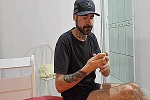 wow, maduro plays domino with stepdaughter, notices no panties! 😲