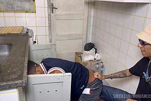 O Vizinho Encanador Chegou E Ele É Muito Gostoso