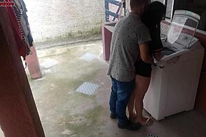 dona de casa casada paga técnico com a bunda, ops, marido fora!