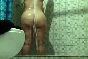 camara oculta en la ducha espiando a mi madrastra madura 😏