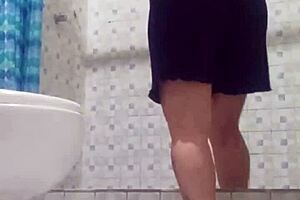 camara oculta en la ducha espiando a mi madrastra madura 😏