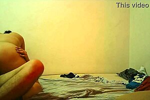 Sexo duro con la novia de mi amigo colombiana, culminando en cumshot.