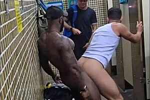 sexo no banheiro do terminal de ônibus