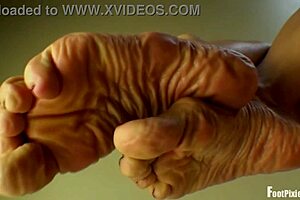 jade vixen, wanna see me peel off black hose?