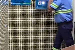 sexo no banheiro do terminal de ônibus