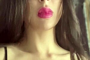 Bodybuilder masturbates in friends bedroom while she showers