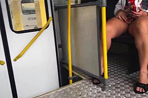 enteada de 18 anos se exibindo no onibus sem calcinha
