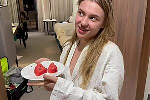 wow, delivery guy with huge dick bangs juicy actress hard! cum spills in her pussy 😍